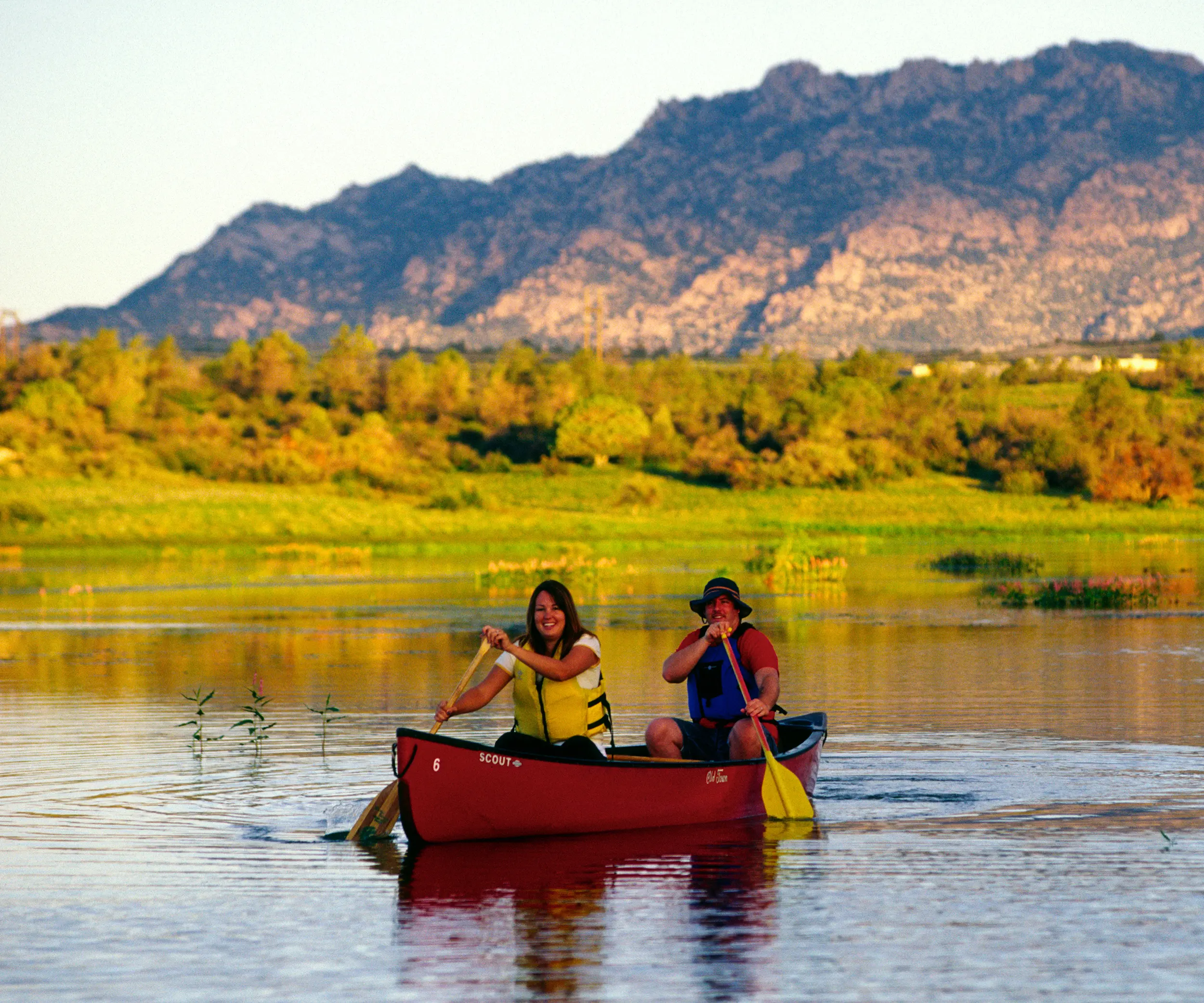 Two people in a canoe on the lake in Prescott Arizona